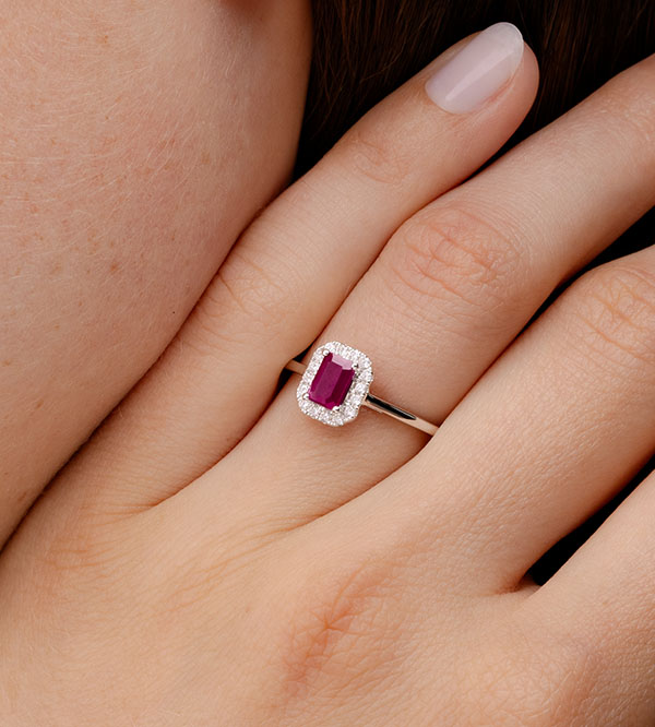 « L'Atelier » Nº1006451 - Anello Oro bianco 9 carati - Rubino sintetico Rettangolo 0.5 Carati - Halo Diamante di laboratorio